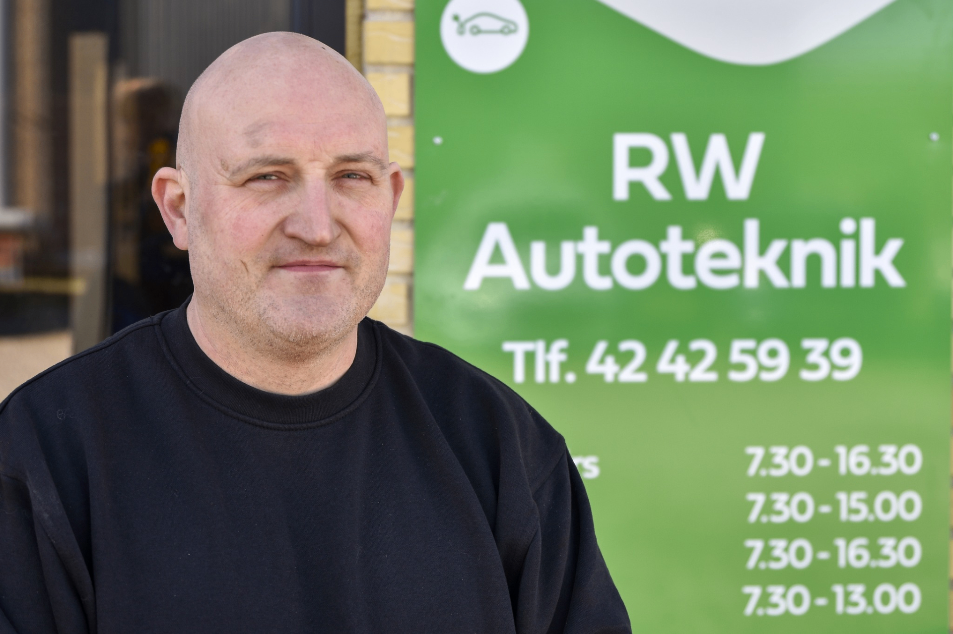 Rune Wiese, ejer og mekaniker hos RW Autoteknik Faaborg, foran Castrol Service skiltet